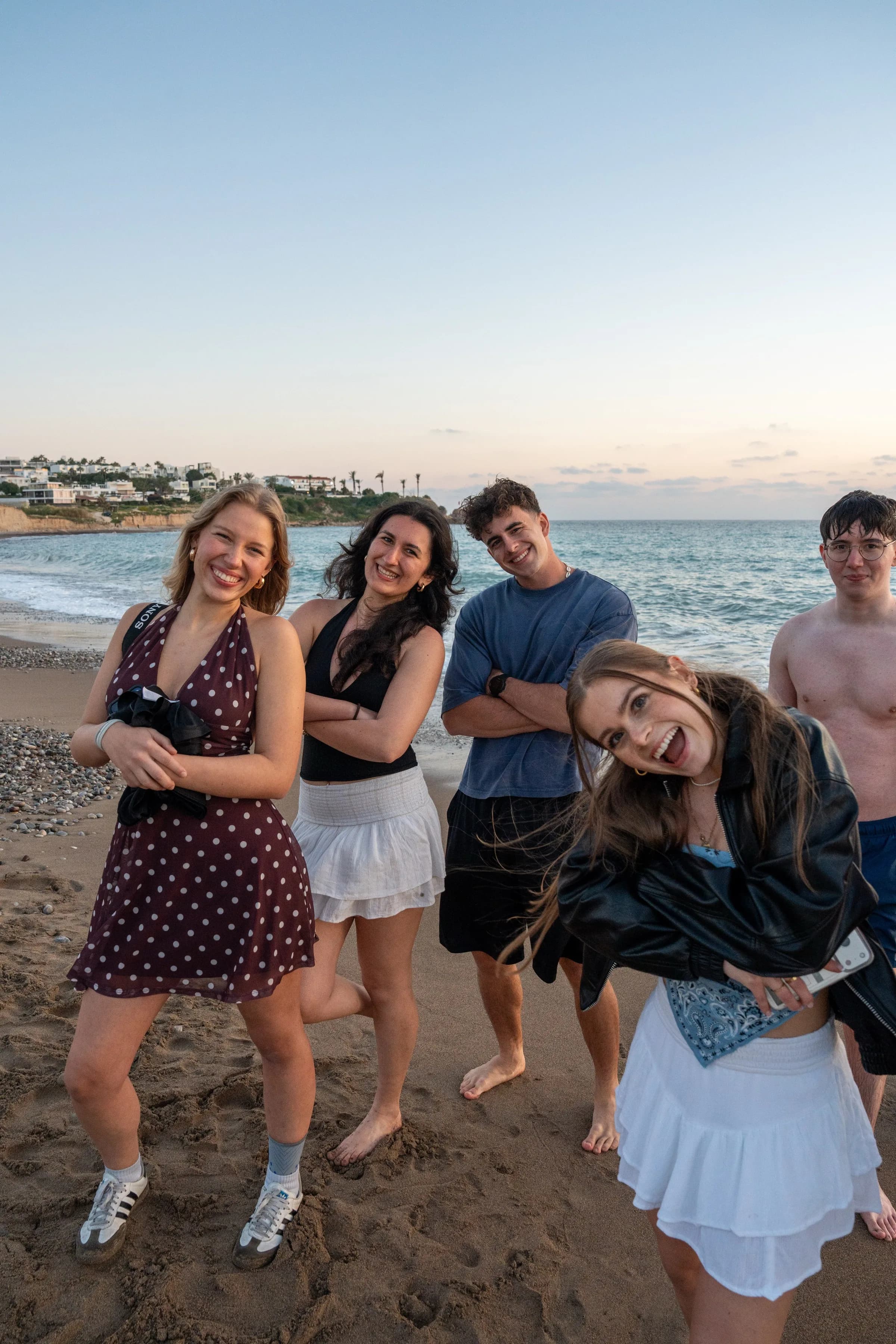 Fünf MOHANA Teilnehmer posieren lachend am Strand von Paphos.
