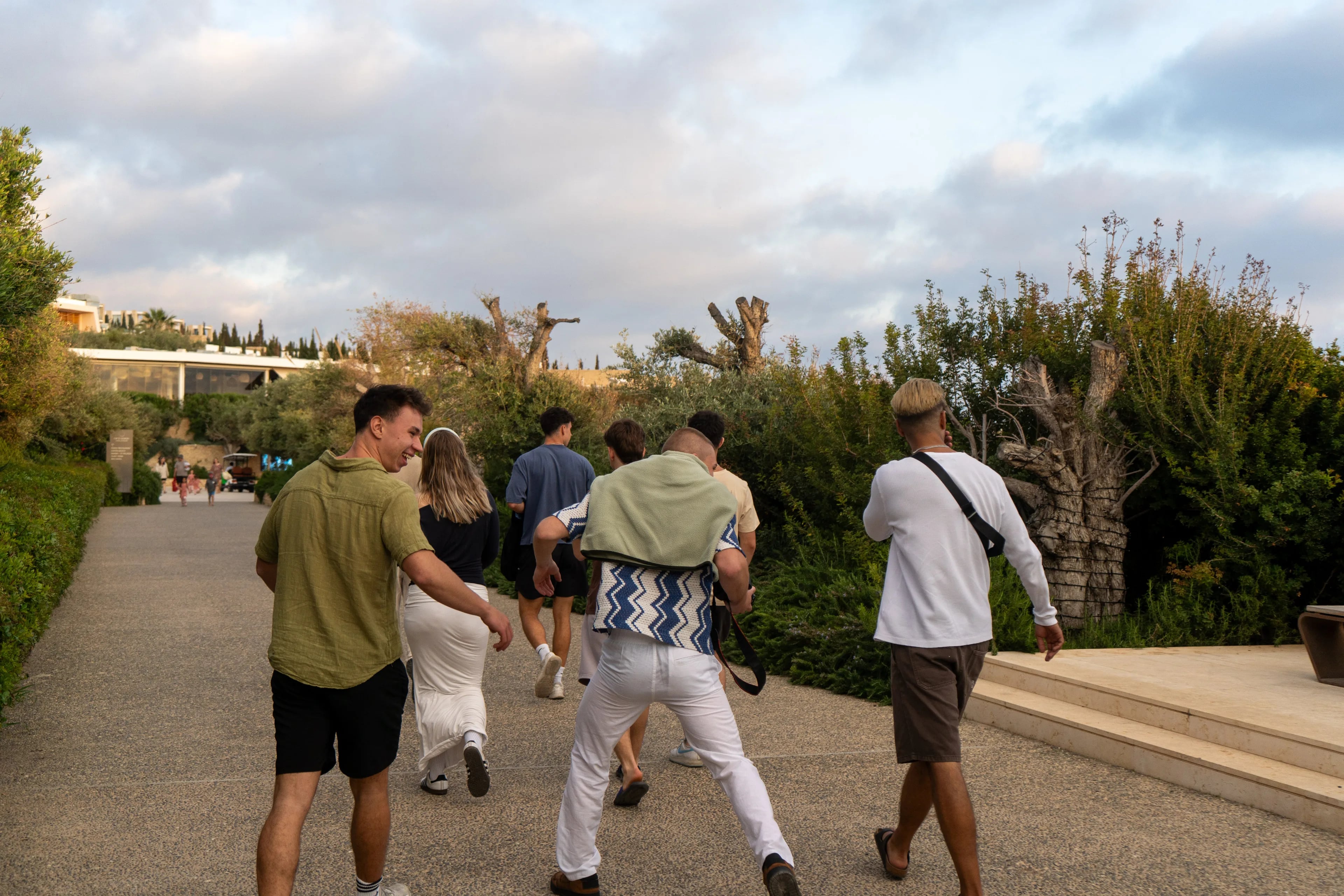 MOHANA Crew gemeinsam unterwegs an der Küste von Paphos.